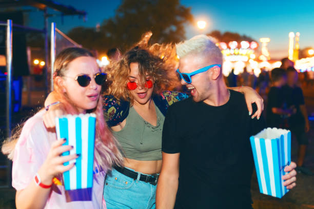 amigos en festival al aire libre - concierto de música pop fotografías e imágenes de stock