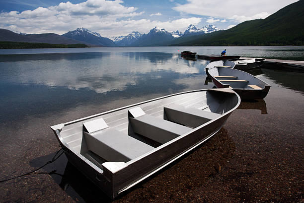 레이브 mcdonald - usa us glacier national park mcdonald lake transportation 뉴스 사진 이미지