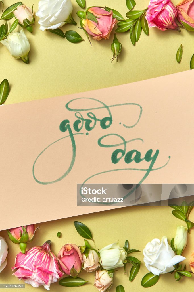 Foto de Cartão De Texto Escrito Bom Dia No Quadro De Flores e mais fotos de stock de Amor - iStock Foto de Cartão De Texto Escrito Bom Dia No Quadro De Flores e mais fotos de stock de Amor - iStock