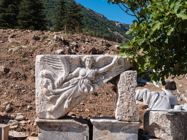 статуя nike он богиня победы на древнеримских руинах эфеса, измир, турция - nike стоковые фото и изображения