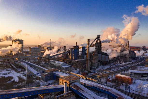 industrial area sunset in winter - toxic substance fumes environment carbon dioxide imagens e fotografias de stock