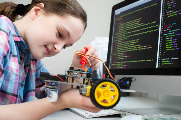 weibliche schülerin baut roboterauto in der naturlehre - science education child classroom stock-fotos und bilder