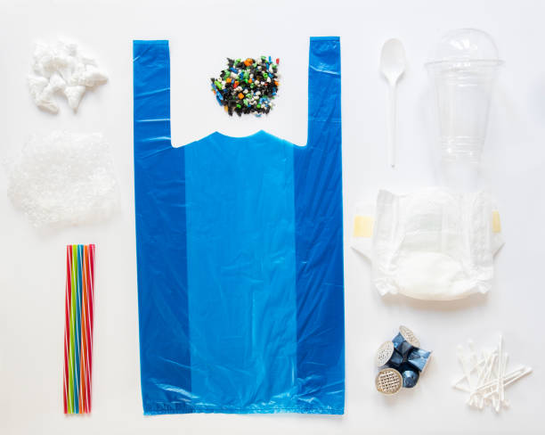 Flat Lay Shot Of Single Use Plastic Products With Non Reusable Or Non Recyclable Waste Products On White Background With Plastic Bag Bubble Wrap Disposable Diaper Nappy Cotton Buds Coffee Capsules Drinking Straws Polystyrene Packaging plano lay shot de productos plásticos de un solo uso con productos de desecho no reutilizables o no reciclables sobre fondo blanco con bolsa de plástico burbuja envoltura desechable pañal pañal nappy algodón granos café cápsulas de bebida pajas de p