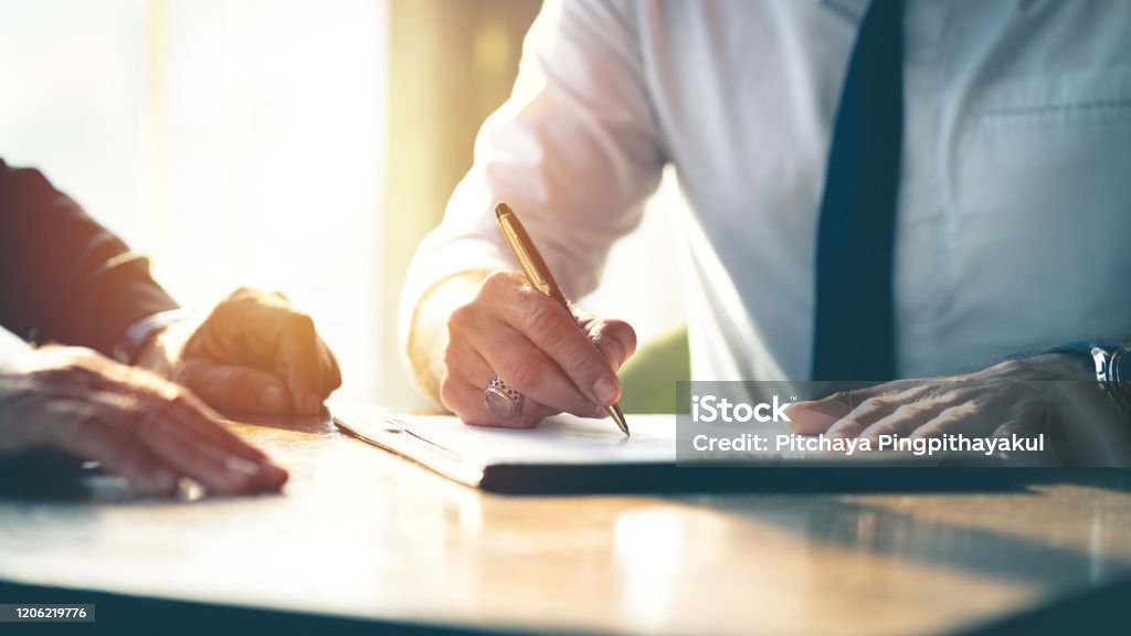 Firma del contratto d'affari. - Foto stock royalty-free di Firmare