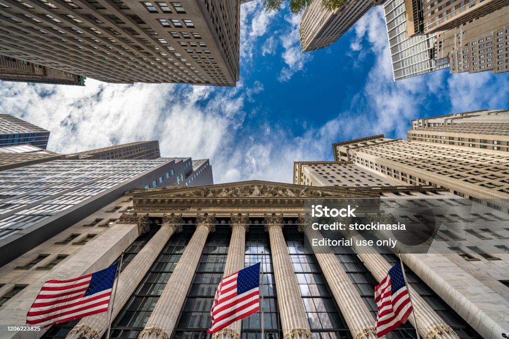 Edificios del distrito financiero en Wall Street - Foto de stock de Wall Street libre de derechos
