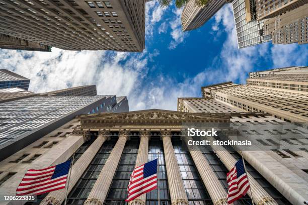 Edificios Del Distrito Financiero En Wall Street Foto de stock y más banco de imágenes de Wall Street - Wall Street, Bolsa de Nueva York, Arquitectura exterior