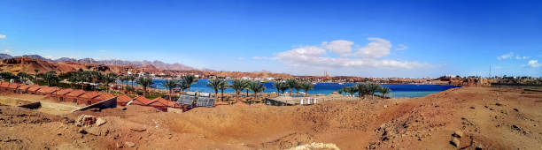 panorama de la bahía de sharm el-maya (mar rojo) con el mercado viejo en el horizonte en sharm el sheikh (egipto) - scenics building exterior tourist resort orange fotografías e imágenes de stock