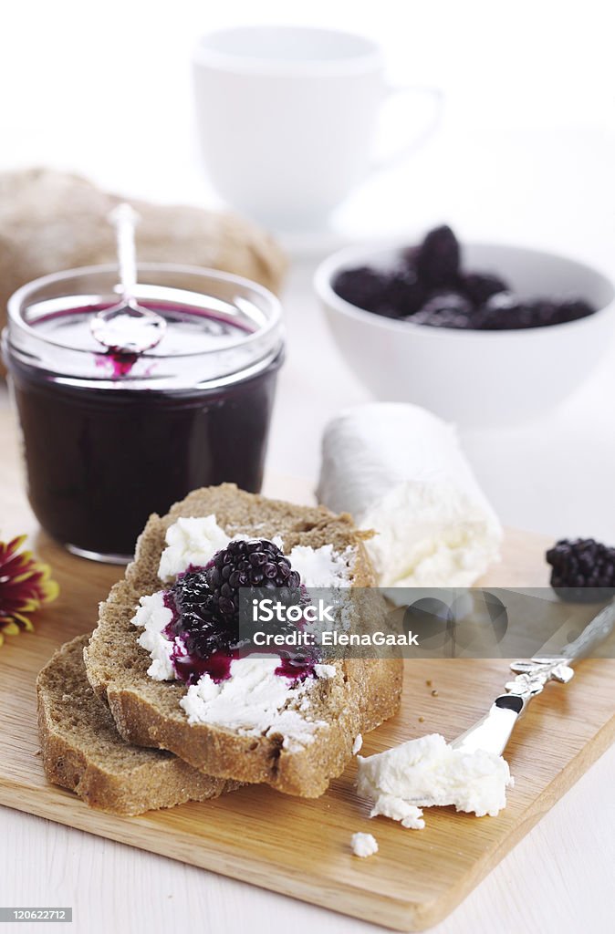 Frühstück mit Brot, Brombeermarmelade und frischem Ziegenkäse - Lizenzfrei Konfitüre Stock-Foto