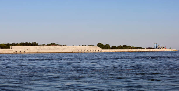 represa para proteger a ilha de veneza de inundações - dam venice italy mediterranean sea italy - fotografias e filmes do acervo