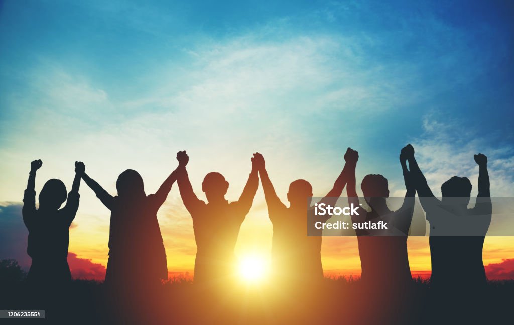 Silhouette des Gruppen-Business-Teams, das hohe Hände über Kopf in Sonnenuntergang Himmel - Lizenzfrei Zusammenarbeit Stock-Foto