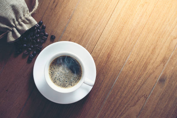 木製の背景にホワイトコーヒーカップとコーヒー豆。トップビュー。 - steam coffee cup black coffee non alcoholic beverage ストックフォトと画像