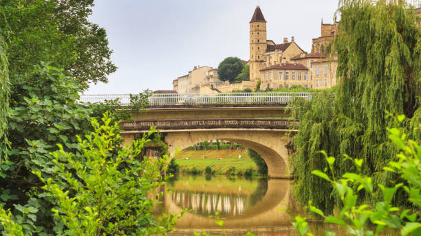 paisagem da cidade de verão - vista das pontes sobre o rio gers na cidade de auch, na província histórica gascony - saint spirit - fotografias e filmes do acervo