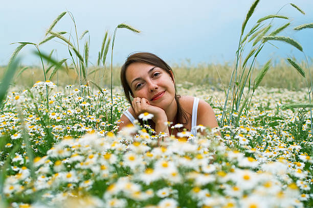 istock women on chamomiles field 120624154