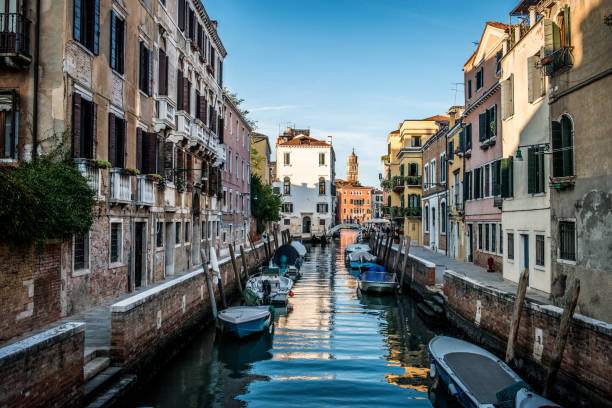 un beau canal à trieste, italie - trieste photos et images de collection
