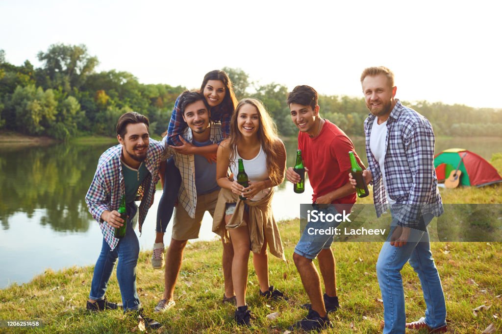 Grupo De Personas Sonriendo De Pie En Una Fiesta De Picnic Foto de stock y más banco de imágenes de Adulto joven - iStock Grupo De Personas Sonriendo De Pie En Una Fiesta De Picnic Foto de stock y más banco de imágenes de Adulto joven - iStock
