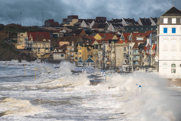 notice of strong storm on the coast