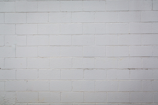pared exterior de hormigón de bloque de cemento pintada de blanco en el exterior de un edificio que ha sido renovado photo