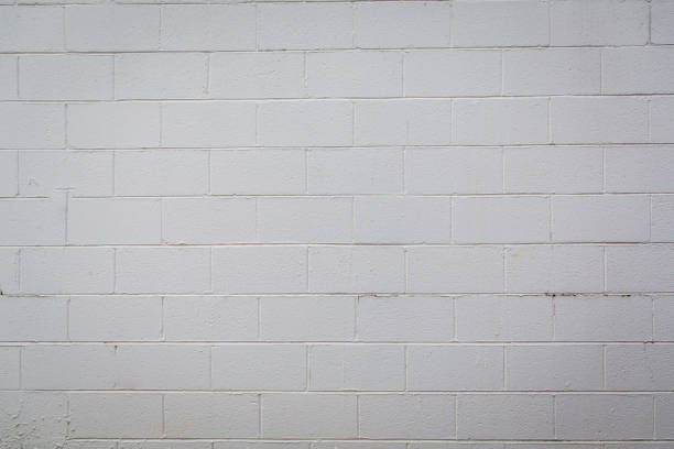 cinder bloquear parede exterior de concreto pintado de branco na parte externa de um edifício que foi reformado - cinder block - fotografias e filmes do acervo