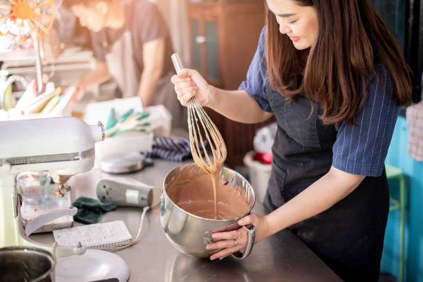 la belle femme fait la boulangerie - home baking photos et images de collection