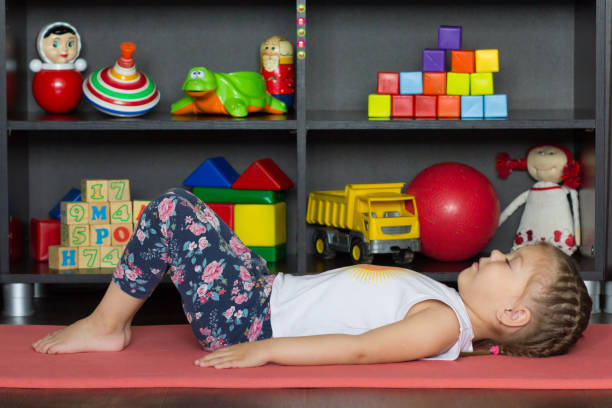 menina fazendo pose de ioga ou exercício como - calming down - fotografias e filmes do acervo