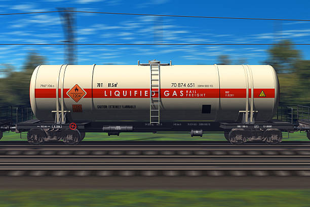 comboio de mercadorias com carros de abastecimento de gasolina - liquified petroleum gas imagens e fotografias de stock