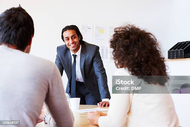 Tabela De Conferência Reunião - Fotografias de stock e mais imagens de 20-29 Anos - 20-29 Anos, 30-39 Anos, Adulto