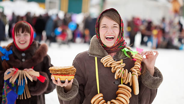 ragazze festeggiare pancake settimana in russia - babushka foto e immagini stock