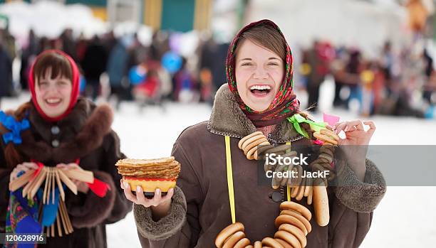 ガールズお祝いのパンケーキ週間でロシア - マースレニツァ祭りのストックフォトや画像を多数ご用意 - マースレニツァ祭り, 告解火曜日, 祭日