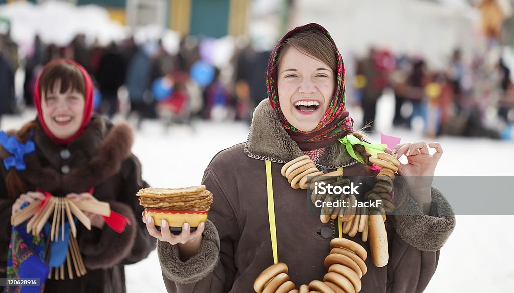 Meninas celebrando panqueca de semana na Rússia - Foto de stock de Maslenitsa royalty-free