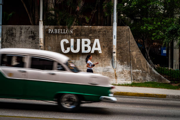 ハバナのダウンタウン、ラ・ランパのデイライフ - cuba car chevrolet havana ストックフォトと画像