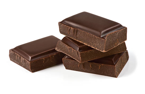 schokolade stücke, isoliert auf weiss - dark choccolate stock-fotos und bilder