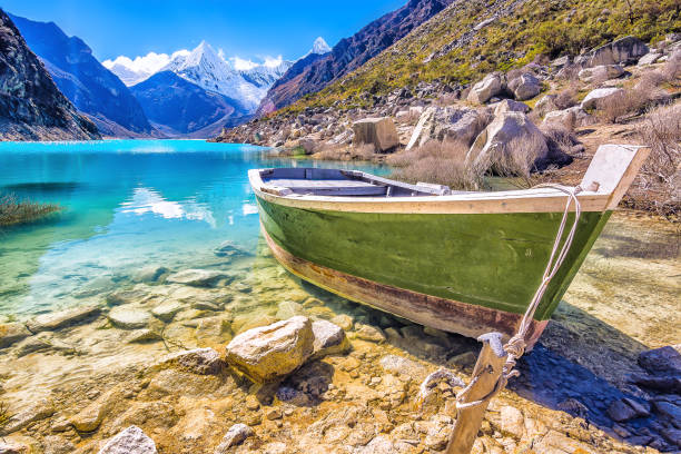 barca a laguna paron (lago paron), perù - huaraz foto e immagini stock