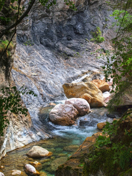 альпийский каньон, гарниценкламм - ravine canyon stream sparse стоковые фото и изображения