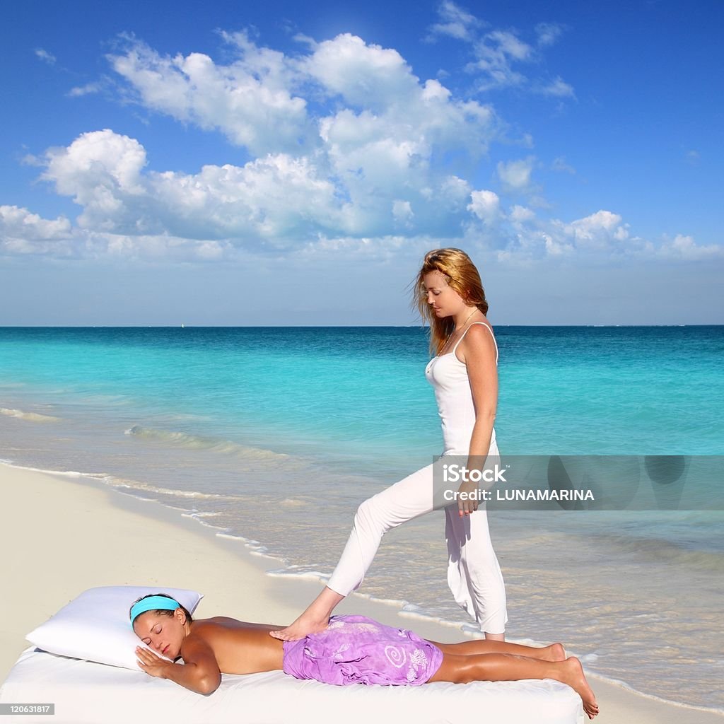 Volver a Masaje shiatsu la playa del caribe - Foto de stock de Andar libre de derechos