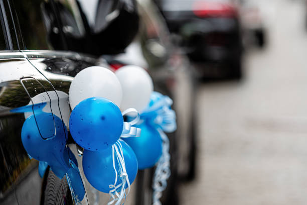 coche con globos azules y blancos para llevar al recién nacido a casa desde el hospital de maternidad - party newborn baby hospital fotografías e imágenes de stock