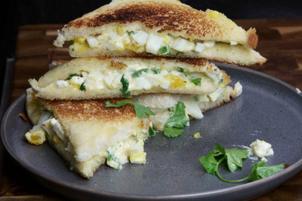 마요네즈 샌드위치와 함께 빵과 달걀 샐러드를 복사 공간이있는 접시에 쌓아 놓습니다. - sandwich breakfast boiled egg close up 뉴스 사진 이미지