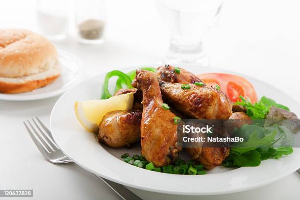 Photo libre de droit de Ou Les Manchons De Poulet Grillé banque d'images et plus d'images libres de droit de Petit pain - Petit pain, Poulet - Viande blanche, Aliment