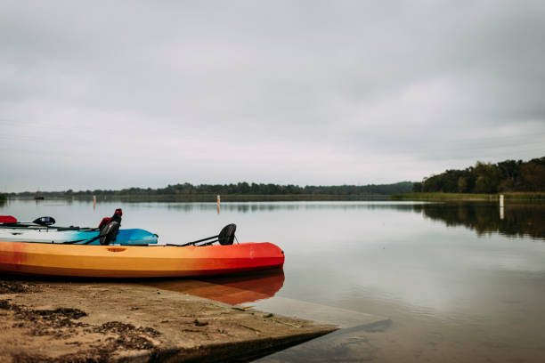 каяки ждут, чтобы быть вывезены на озере в бастроп техас - lake texas canoe canoeing стоковые фото и изображения