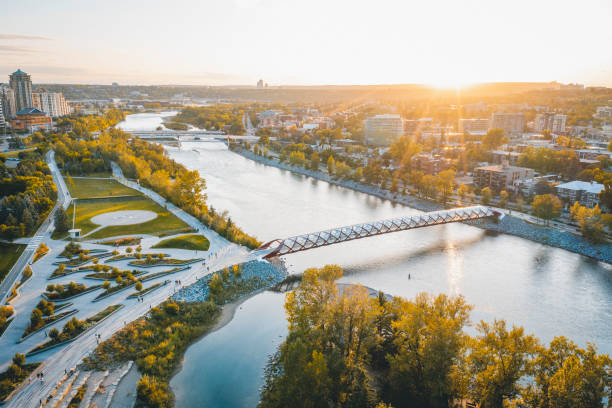 east downtown calgary sommer sonnenuntergang antenne - alberta stock-fotos und bilder