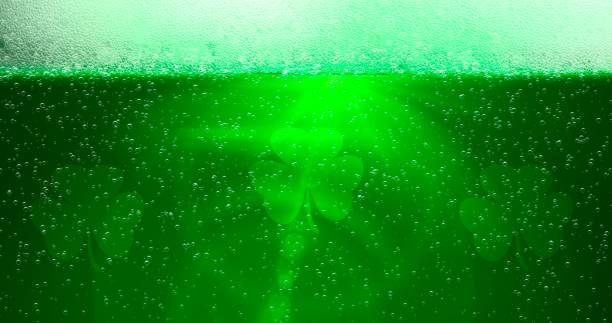 st. patrick's day zielone tło piwo z flary obiektywu z liści shamrock. na uroczystą imprezę pubową. renderowanie 3d, ilustracja 3d - st patricks day irish culture pub clover zdjęcia i obrazy z banku zdjęć