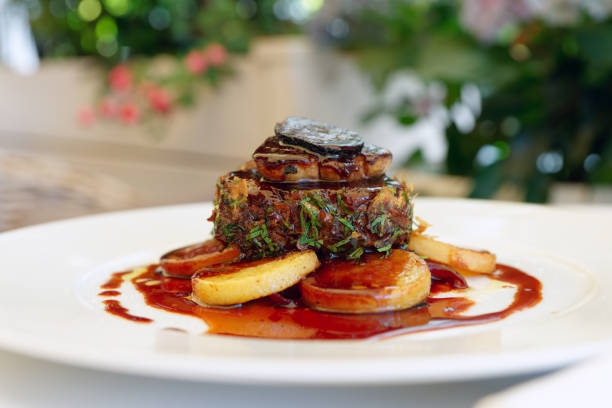 zartes steak mit foie gras und trüffel - steak filet mignon gourmet fillet stock-fotos und bilder