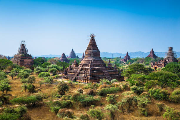 panorama ze starożytną świątynią w bagan, myanmar. - pagoda bagan tourism paya zdjęcia i obrazy z banku zdjęć