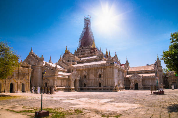 świątynia ananda w: old bagan - pagoda bagan tourism paya zdjęcia i obrazy z banku zdjęć