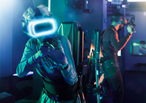 les gars jouant au jeu de vr au centre futuriste de visiteur - amusement arcade photos et images de collection