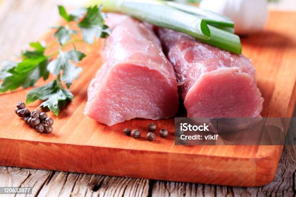 Filete De Lombo De Porco Cru - Fotografias de stock e mais imagens de Carne - Carne, Carne de Porco, Cebola