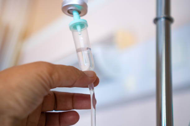 saline goutte à goutte médicale, dripping of iv solution, thérapie intraveineuse pour le patient à l’hôpital qui délivre des fluides directement dans la veine, moyen le plus rapide pour fournir des médicaments de remplacement du liquide dans tout  - infuse photos et images de collection