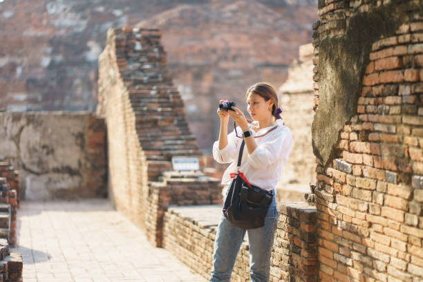 schöne asiatische touristen wandern, fotografieren und reisen auf urlaub die altstadt, welterbe stadt ayutthaya königreich phra nakhon si ayutthaya, thailand - thailand asia famous place stone stock-fotos und bilder