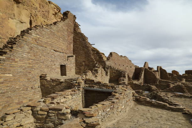 pueblo bonito dans le parc historique national de culture de chaco au nouveau-mexique, etats-unis. cette colonie était habitée par ancestral puebloans, ou les anasazi dans l’amérique préhistorique. - american culture usa history anasazi photos et images de collection