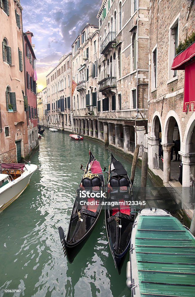 Dois perto do cais de gôndola em Veneza - Foto de stock de Antigo royalty-free