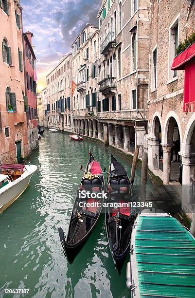 Foto de Dois Perto Do Cais De Gôndola Em Veneza e mais fotos de stock de Antigo - Antigo, Arquitetura, Azul